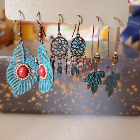 A set of earrings - Picture 1 of 1